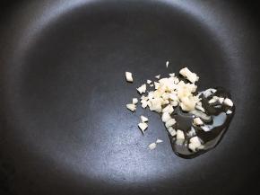 锅里加入植物油，油热后下入蒜末爆香