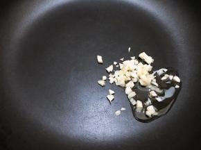 锅里加入植物油，油热后下入蒜末爆香