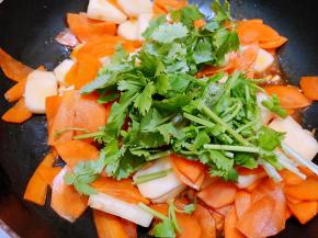 撒上葱花翻炒均匀出锅