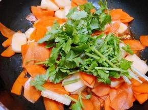 撒上葱花翻炒均匀出锅