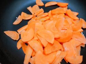 加入胡萝卜翻炒