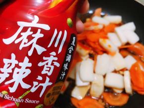 加入年糕，生抽，豪吉麻辣川香汁和小半碗清水翻炒至年糕变软