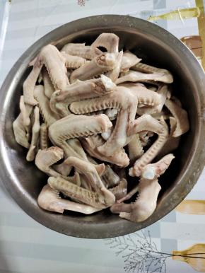 鸡翅中焯水后清洗干净沥干水分备用！