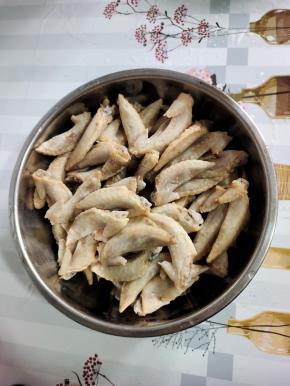 鸡翅尖也焯水后清洗干净沥干水分备用！