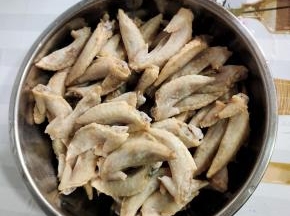 鸡翅尖也焯水后清洗干净沥干水分备用！