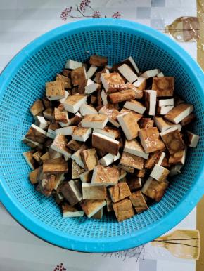 豆干清洗干净，切成小块备用！