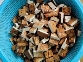 豆干清洗干净，切成小块备用！