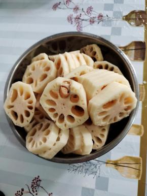 藕削皮，切成筷子厚的块儿备用！