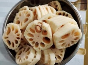 藕削皮，切成筷子厚的块儿备用！