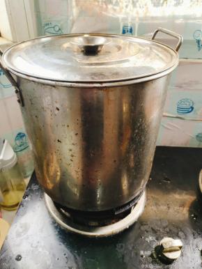 大火煮开后，转最小火慢卤40分钟左右！