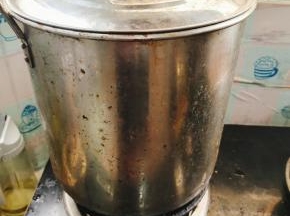 大火煮开后，转最小火慢卤40分钟左右！