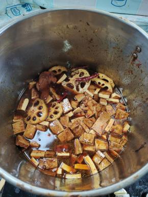 把切好的豆干和藕倒进去，煮开后转小火慢卤！