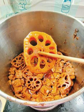 卤到藕熟透，就可以关火了，让他们再卤汁儿里面浸泡半天入味儿！