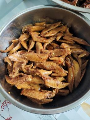 卤好的鸡翅尖！