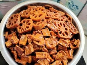 卤好的豆干和藕！