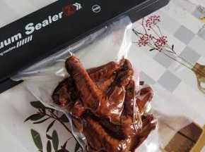 晾凉后，分成若干份儿，抽真空包装好，放在冰箱冷冻保存，随吃随取，特别方便！