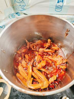 中途可以观察一下，只要鸭翅中可以用筷子扎透，轻松离骨就可以！