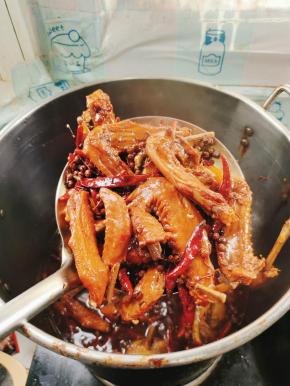 卤好的鸭翅中捞出来！（有时间的话让它在卤汁儿里面浸泡半天，会更加入味儿！）