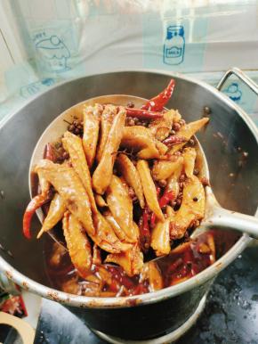 再继续把鸡翅尖放进去煮开后，转小火慢卤到可以轻松离骨，捞出来！