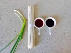 做一碗红油热汤面食材特别简单。