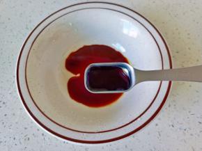 碗里加入生抽一勺。