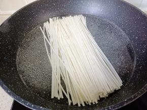 锅里水开下面条。