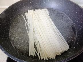 锅里水开下面条。