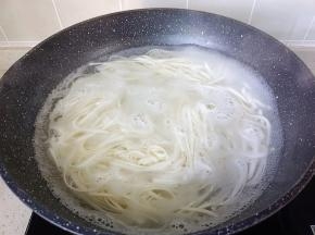 水沸腾后期间添加两次冷水，面条就熟了。