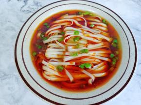 煮好的面条盛入碗里，淋上辣椒酱即可。