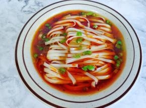 煮好的面条盛入碗里，淋上辣椒酱即可。