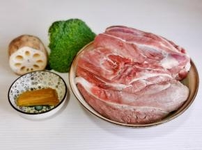 准备食材，牛腱子泡冷水，将血水泡出。