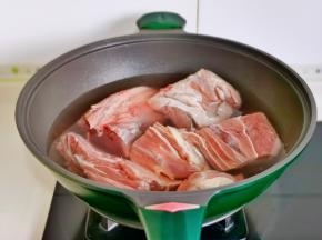 牛腱子切小块，冷水下锅烧开煮3分钟，捞出冲洗干净。