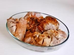 放入器具中，加入2勺料酒，2勺酱油，2勺蚝油，1勺豆瓣酱。