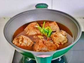 腌制好的牛肉放入锅中，加入适量水，葱结，姜片，八角，十三香。