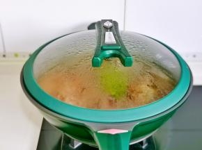 盖上盖子烧开转小火45分钟。