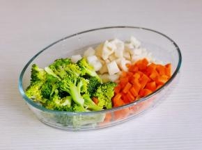 西兰花掰小朵，胡萝卜莲藕去皮切丁。