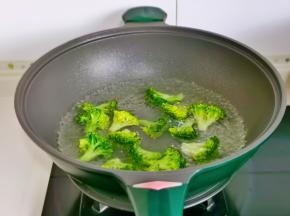 西兰花焯水，水烧开后下西兰花煮45秒捞出过冷水。