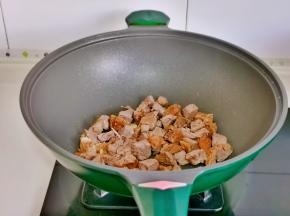 起油锅加入牛肉块翻炒。