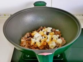 再加入藕丁，1勺酱油翻炒均匀。