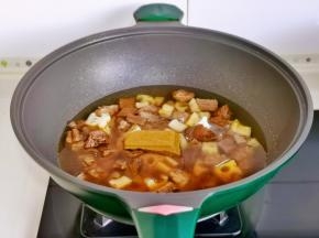 加入3小碗水，加咖喱块，冰糖烧开后转小火15分钟。