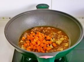 汤汁浓郁后加入胡萝卜。