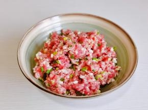 梅花肉洗净绞肉糜，加入葱花姜末搅拌均匀，静止10分钟。