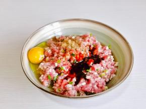 加入鸡蛋，1勺料酒，1勺酱油，2勺蚝油，十三香，盐顺时针搅拌均匀。