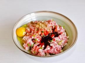 加入鸡蛋，1勺料酒，1勺酱油，2勺蚝油，十三香，盐顺时针搅拌均匀。