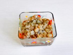 虾仁切丁，加入1勺料酒，1勺酱油腌制10分钟。