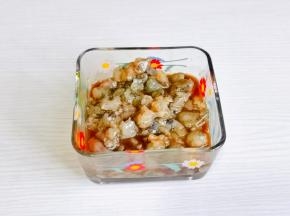 虾仁切丁，加入1勺料酒，1勺酱油腌制10分钟。