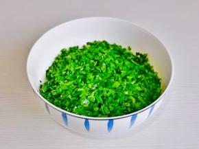 韭菜洗净切碎，加入1勺食用油拌均匀，多了这一步韭菜不会出水。