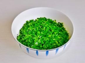 韭菜洗净切碎，加入1勺食用油拌均匀，多了这一步韭菜不会出水。