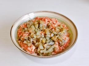 腌制好的虾仁放入肉馅中搅拌均匀。