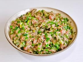 再加入韭菜，半碗水，顺时针搅拌均匀，这样饺子馅就拌好啦！